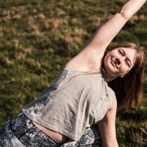 Yogipod founder Georgie smiles in extended side angle pose